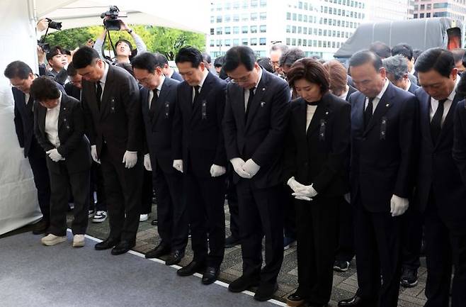장동혁 국민의힘 대표와 의원들이 지난 13일 국회에 마련된 '고 정희철 양평군청 희생자' 분향소에서 묵념을 하고 있다. ⓒ 뉴시스