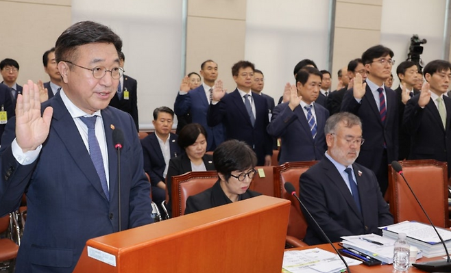 윤호중 행정안전부 장관이 14일 국회에서 열린 행정안전부 등에 대한 행정안전위원회 국정감사에서 선서하고 있다. ⓒ연합뉴스