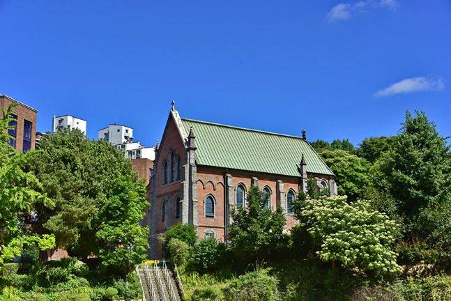 운동장에서 바라본 성당 ⓒ