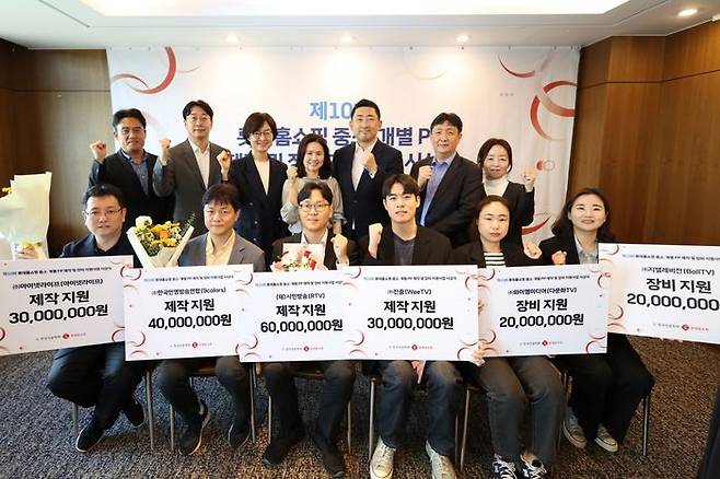 15일 서울 중구 한국프레스센터에서 한국언론학회와 공동으로 진행된 '제10회 중소·개별PP 제작 및 장비 지원사업' 시상식에서 (뒷줄 왼쪽 첫번째부터) 롯데홈쇼핑 구해운 동반성장팀장, 한국언론학회 지성욱 부회장, 순천향대 정윤경 교수, 한국언론학회 배진아회장, 롯데홈쇼핑 이동규 커뮤니케이션부문장, 한국언론학회 이상복 부회장, 홍주현 부회장 등이 기념촬영을 하고 있다.ⓒ롯데홈쇼핑
