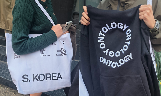 팔란티어 팝업 스토어를 방문해 굿즈를 구매하면 주는 에코백에는 'S. Korea(대한민국)'이라는 문구가 큼지막하게 새겨져 있다. 오른쪽은 팔란티어의 대표 굿즈인 후드티. 가격은 21만5000원에 달한다. 사진=성민서 기자