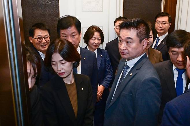 추미애 법제사법위원장과 국민의힘 소속 의원을 제외한 법제사법위원들이 15일 서울 서초구 대법원에서 현장 점검을 위해 승강기에 오르고 있다. 뉴시스