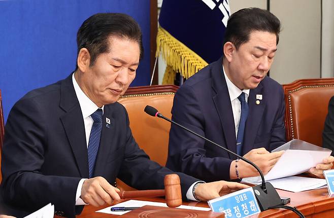 정청래 더불어민주당 대표가 15일 국회에서 열린 최고위원회의를 주재하고 있다. 윤운식 선임기자 yws@hani.co.kr