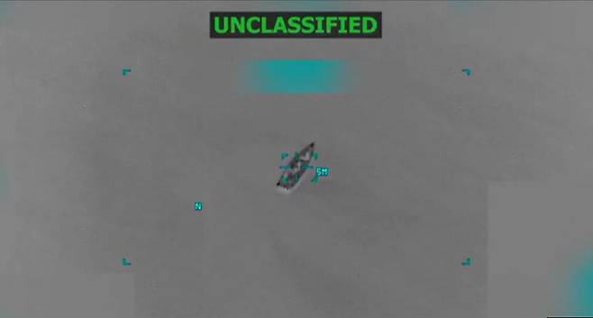 베네수엘라 연안에서 미군의 공격을 받기 직전의 선박 모습. 도널드 트럼프 미국 대통령이 14일 소셜미디어에서 공개한 영상이다.