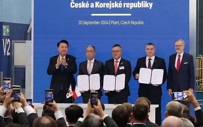 지난해 9월20일(현지시각) 윤석열 당시 대통령과 페트로 피알라 체코 총리(오른쪽)가 체코 플젠 산업단지 내 두산스코다파워 공장에서 박지원 두산에너빌리티 회장(왼쪽 두 번째), 황주호 한국수력원자력 사장, 다니엘 프로차스카 두산스코다파워 대표 간 체코 원전사업 터빈 공급 확정 양해각서 서명식에 임석해 박수를 치고 있다. 대통령실사진기자단