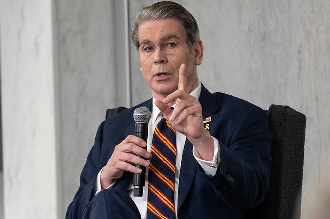 스콧 베선트 미국 재무장관이 워싱턴 디시(D.C) 연방준비제도(Fed·연준)에서 열린 한 행사에서 발언하고 있는 모습. EPA 연합뉴스