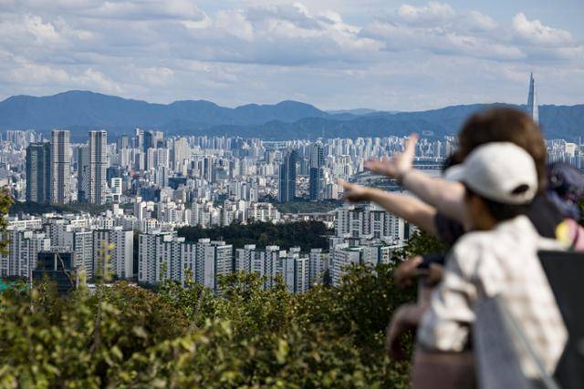 15일 오후 서울 남산에서 성동구와 광진구 일대 아파트 단지가 보이고 있다. 뉴시스