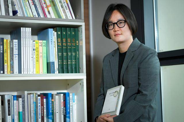 김혜진 작가가 10일 서울 중구 한국일보에서 그의 열 번째 소설 책 '오직 그녀의 것'을 들고 있다. 임지훈 인턴기자