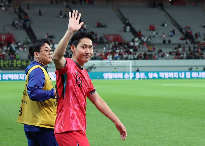 <yonhap photo-5915=""> 이강인의 미소 인사 (서울=연합뉴스) 임화영 기자 = 14일 서울 마포구 서울월드컵경기장에서 열린 한국과 파라과이 축구 대표팀의 친선경기에서 2-0으로 승리한 한국 이강인이 관중을 향해 인사하고 있다. 2025.10.14 hwayoung7@yna.co.kr/2025-10-14 22:14:44/ <저작권자 ⓒ 1980-2025 ㈜연합뉴스. 무단 전재 재배포 금지, AI 학습 및 활용 금지></yonhap>