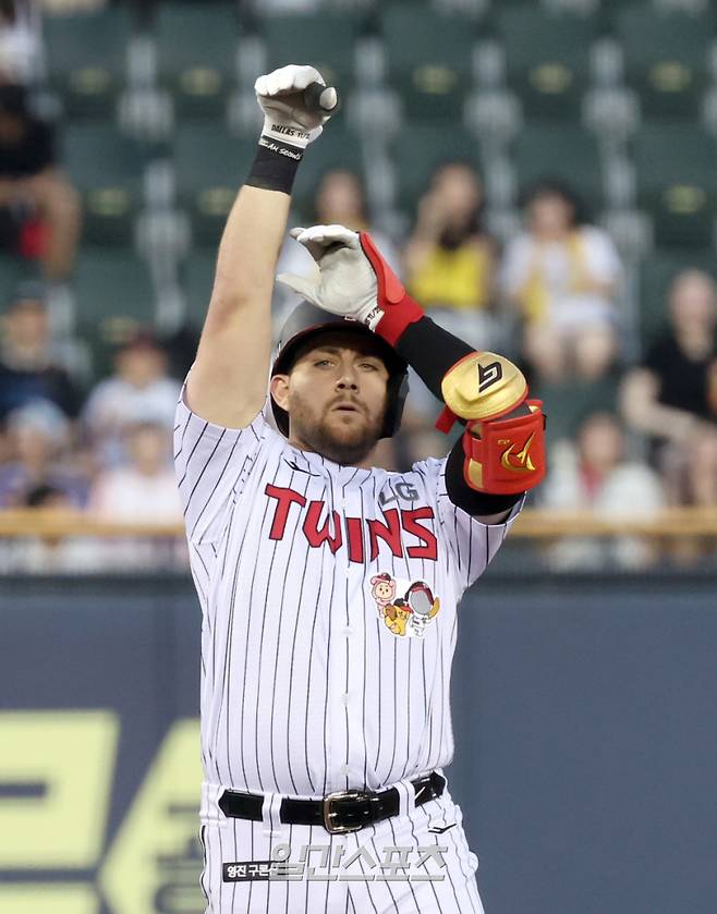 6일 오후 잠실야구장에서 열린 2025 프로야구 두산과 LG 경기. LG 오스틴이 4회 2루타를 날리고 기뻐하고 있다. 잠실=정시종 기자 capa@edaily.co.kr /2025.08.06.