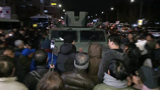 내란의 밤, 장갑차 막던 시민들 모습