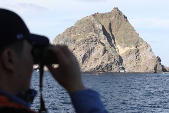 당시 독도 소방헬기 추락사고 이후 진행된 수색활동 모습. 연합뉴스