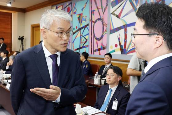 천대엽 법원행정처장(왼쪽)이 15일 서울 서초구 대법원에서 열린 국회 법제사법위원회 2025 국정감사에서 더불어민주당 등 여권 감사위원들이 현장검증을 위해 감사장을 떠난 뒤 대법원 관계자와 대화를 하고 있다. 국회사진기자단