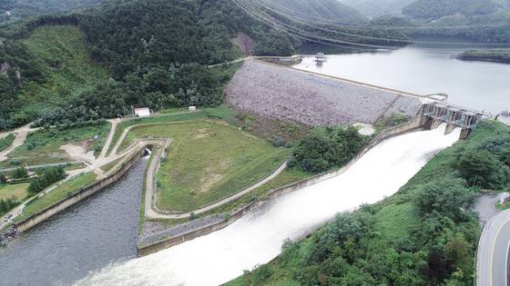 지난 9월 12일 저수율이 11.5%까지 떨어져 맨바닥을 드러냈던 강원 강릉시 주요 상수원인 오봉저수지가 만수위에 육박하면서 14일 방류를 하고 있다. 연합뉴스