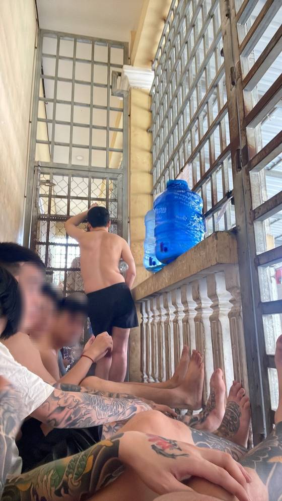 휴대전화를 사용할 수 있었던 이민국 풍경. 허민중 씨가 경찰에 100만원을 주고 촬영한 사진이다. 사진 허민중씨