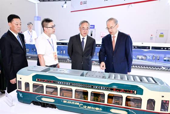 후춘화(오른쪽에서 두 번째) 정협 부주석이 8월 지린성에서 열린 동북아박람회를 둘러보고 있다. 당시 후춘화는 정치국 위원 겸 부총리를 대신해 시진핑의 편지를 대독했고, 지린성 서열 1·2위인 당서기와 성장이 배석해 위상이 달라진 게 아니냐는 분석을 낳았다. [사진 지린성 공식 홈페이지]