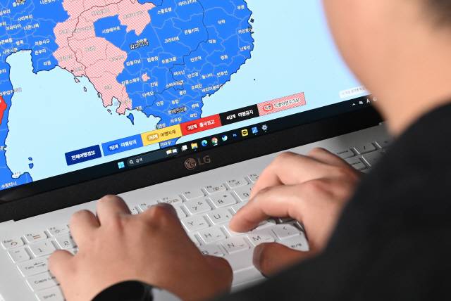 ▲ 캄보디아에서 한국인 납치·감금 사건이 잇따르는 가운데 14일 춘천의 한 카페에서 시민이 외교부 해외안전여행 사이트에서 캄보디아를 찾아보고 있다. 캄보디아(프놈펜, 시하누크빌, 포이펫 등) 일부 지역은 특별여행주의보가 발효된 상태이다. 방도겸 기자