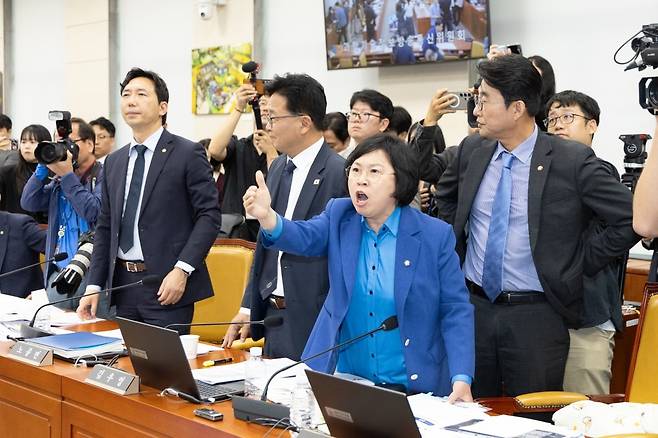 14일 서울 여의도 국회에서 열린 과학기술정보방송통신위원회 방송통신위원회 등에 대한 국정감사에서 김우영 더불어민주당 의원의 질의 중 박정훈 국민의힘 의원의 문자메시지 공개와 관련해 여야 의원들이 설전을 벌이고 있다.  /사진=뉴스1