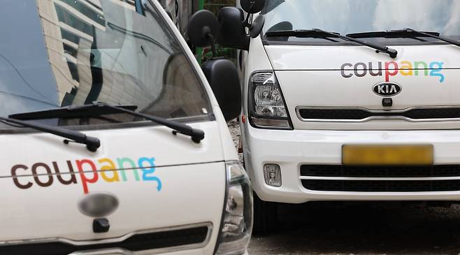 서울 시내를 돌아다니는 쿠팡 배달 트럭들.  /연합뉴스