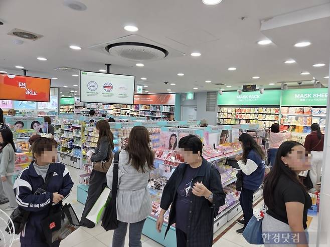 서울 명동 소재 다이소 매장에서 외국인 관광객이 쇼핑하고 있다./사진=박수림 기자