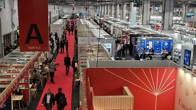 프랑크푸르트 국제도서전이 개막한 15일(현지시각) 전 세계에서 모인 출판인들이 행사장을 둘러보고 있다. 프랑크푸르트=구은서 기자