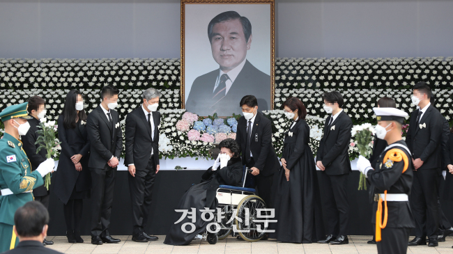 2021년 10월30일 서울 송파구 올림픽공원에서 열린 고(故) 노태우 전 대통령 국가장 영결식에서 부인 김옥숙 여사, 장녀 노소영 아트센터 나비 관장, 장남 노재헌 변호사 등 유족들이 헌화를 마친 뒤 좌석으로 향하고 있다. 사진공동취재단