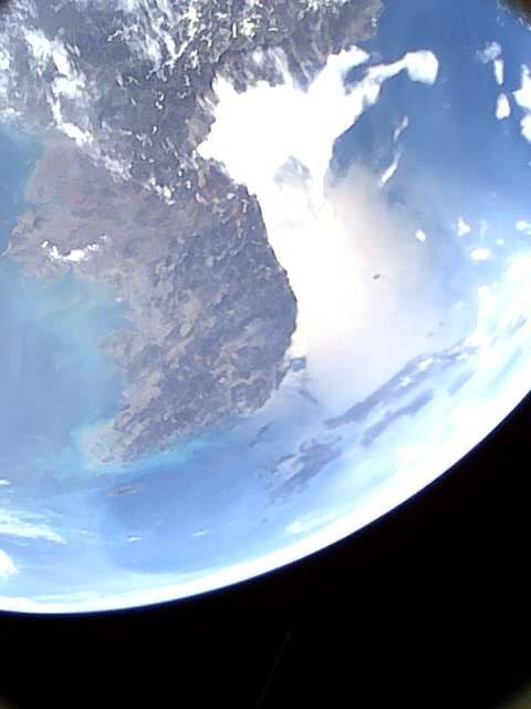 진주샛-1B가 우주에서 촬영해 보내온 한반도 사진. 진주시 제공