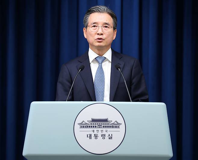 김용범 대통령실 정책실장이 지난 1일 용산 대통령실에서 이재명 대통령의 샘 올트먼 오픈AI CEO 접견 관련 브리핑을 하고 있다. 연합뉴스