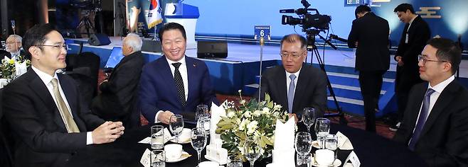 왼쪽부터 이재용 삼성전자 회장, 최태원 SK그룹 회장, 정의선 현대그룹 회장, 구광모 LG그룹 회장이 2019년 1월 서울 영등포구 여의도에서 열린 신년회에 참여하고 있다. 연합뉴스