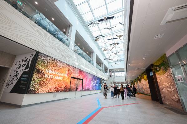 15일 정식 개관한 김해시 화포천습지 과학관. 김해시 제공.