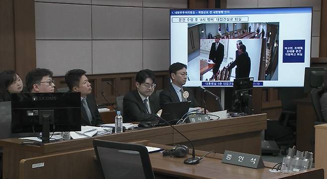 Footage from the presidential office’s closed-circuit television (CCTV) recorded on December 3, the day martial law was declared, is shown during the second trial of former Prime Minister Han Duck-soo on charges of aiding an attempted insurrection at the Seoul Central District Court in Seocho District, Seoul, on October 13. [SEOUL CENTRAL DISTRICT COURT]