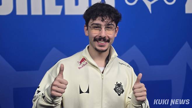 ‘브로큰블레이드’ 세르겐 첼리크가 15일 오후 8시(한국시간) 중국 베이징 스마트 e스포츠 센터에서 열린 ‘2025 월드 챔피언십(롤드컵)’ 스위스 스테이지 1라운드 탑e스포츠(TES)와 경기가 끝난 뒤 쿠키뉴스와 인터뷰하고 있다. 김영건 기자
