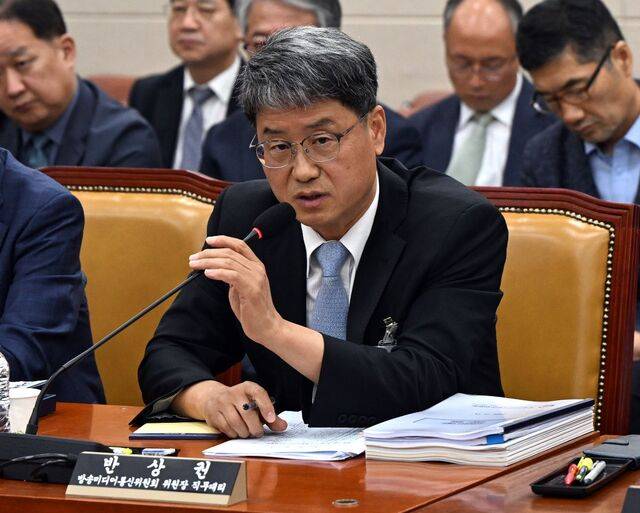 반상권 방송미디어통신위원회 위원장 직무대리가 14일 국회 과학기술정보방송통신위원회 국정감사에서 발언하고 있다. 지난달 정부조직법 개정으로 방통위가 폐지되고 신설된 방미통위는 신임 위원장 인선이 지연되면서 대변인이 위원장 직무대리직을 맡고 있다. 최현규 기자