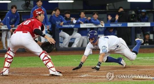 강민호가 홈으로 슬라이딩하며 득점하고 있다. / 사진=연합뉴스