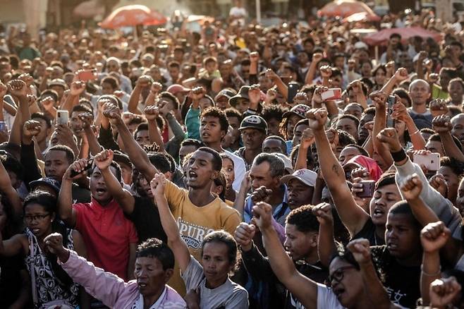 13일(현지시간) 마다가스카르 수도 안타나나리보 시내에서 청년 세대를 주축으로 반정부 시위가 진행되고 있다. 잦은 정전과 단수, 경제난과 부패에 항의하는 청년 시위에 더해 최근 군 엘리트 장교 부대까지 시위대에 발포하라는 명령을 거부하고 반정부 시위에 합류하자 안드리 라조엘리나 대통령은 프랑스 군용기를 이용해 12일 해외로 출국한 상태다. AFP연합뉴스