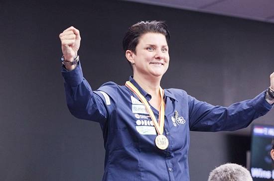 세계여자3쿠션 1위 테레사 클롬펜하우어가 그 동안 세계선수권에서 획득한 8개 메달 사진을 자신의 SNS에 공개했다. 사진은 2025 제13회 세계여자3쿠션선수권에서 우승한 클롬펜하우어가 시상식에서 포즈를 취하고 있다. (사진=SOOP)