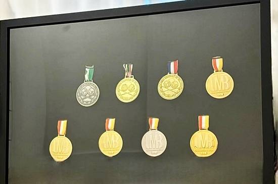 클롬펜하우어가 역대 세계선수권에서 획득한 8개 메달을 공개했다. 금메달 6개와 은메달 2개다. (사진=클롬펜하우어 SNS)