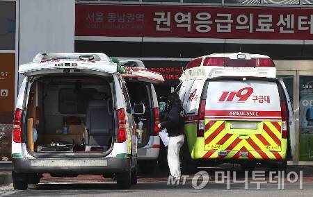 지난 2월 서울 시내의 한 대학병원 응급실 앞에 구급차들이 대기하고 있다./사진=[서울=뉴시스] 김근수 기자