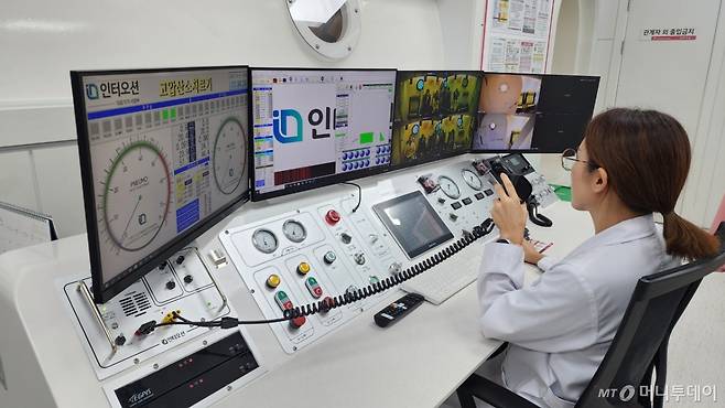 한림대한강성심병원 고압산소치료센터 코디네이터가 제어실에서 환자 상태를 실시간으로 확인하며 치료장비를 운용하고 있다. /사진=정심교 기자