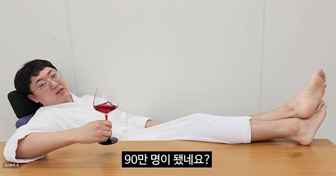 충주맨이 지난 14일 유튜브 채널 '충주시'를 통해 은퇴 선언을 번복할 생각이 없다고 전했다. 해당 장면은 90만 구독을 달성한 충주맨이 목욕 가운을 입고 낮은 자세로 인터뷰 하는 모습. /사진=유튜브 채널 '충주시' 캡처