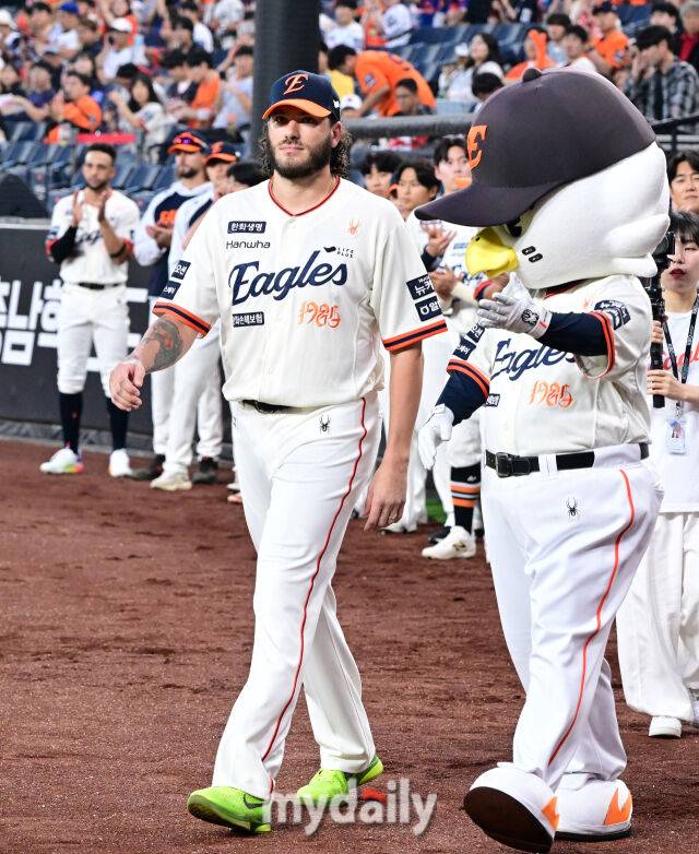 2025년 9월 26일 오후 대전 한화생명 볼파크에서 열린 '2025 신한 SOL뱅크 KBO 리그' LG 트윈스와 한화 이글스의 경기. 한화 폰세가 226K 단일시즌 최다 탈삼진을 수상하기 위해 그라운드로 나서고 있다./대전=유진형 기자 zolong@mydaily.co.kr