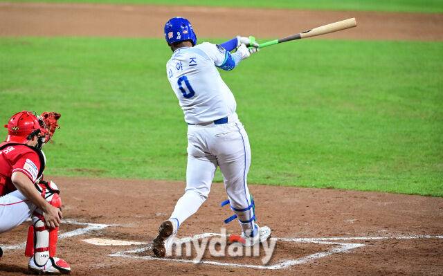 2025년 10월 14일 오후 대구 삼성라이온즈파크에서 열린 '2025 신한 SOL Bank KBO 포스트시즌' SSG 랜더스와 삼성 라이온즈의 준플레이오프 4차전 경기. 삼성 디아즈가 6회말 무사 1.2루서 1타점 적시타를 치고 있다./대구=유진형 기자