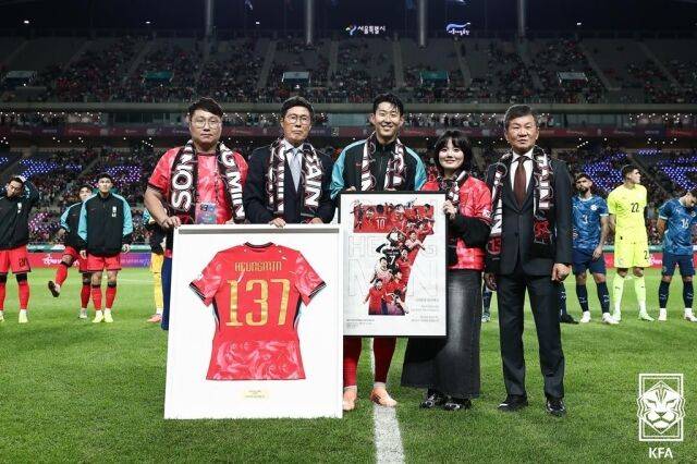 손흥민의 A매치 최다 출전 신기록 기념 행사 모습./대한축구협회