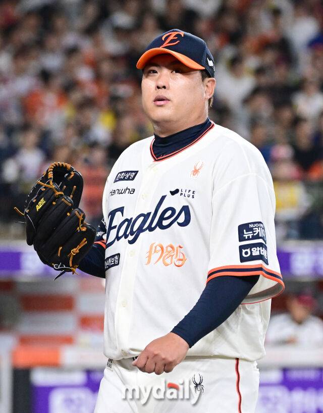 2025년 9월 26일 오후 대전 한화생명 볼파크에서 열린 '2025 신한 SOL뱅크 KBO 리그' LG 트윈스와 한화 이글스의 경기. 한화 선발투수 류현진이 5회초 투구를 마친 뒤 더그아웃으로 들어가고 있다./대전=유진형 기자 zolong@mydauly.co.kr