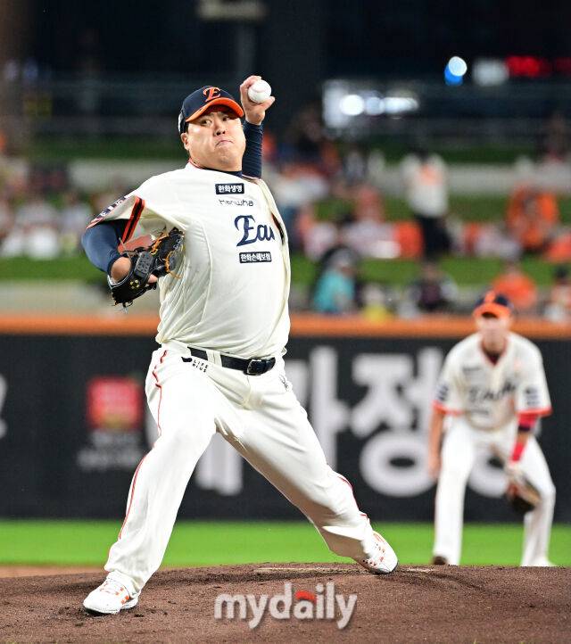 2025년 9월 26일 오후 대전 한화생명 볼파크에서 열린 '2025 신한 SOL뱅크 KBO 리그' LG 트윈스와 한화 이글스의 경기. 한화 선발투수 류현진이 역투하고 있다./대전=유진형 기자 zolong@mydauly.co.kr