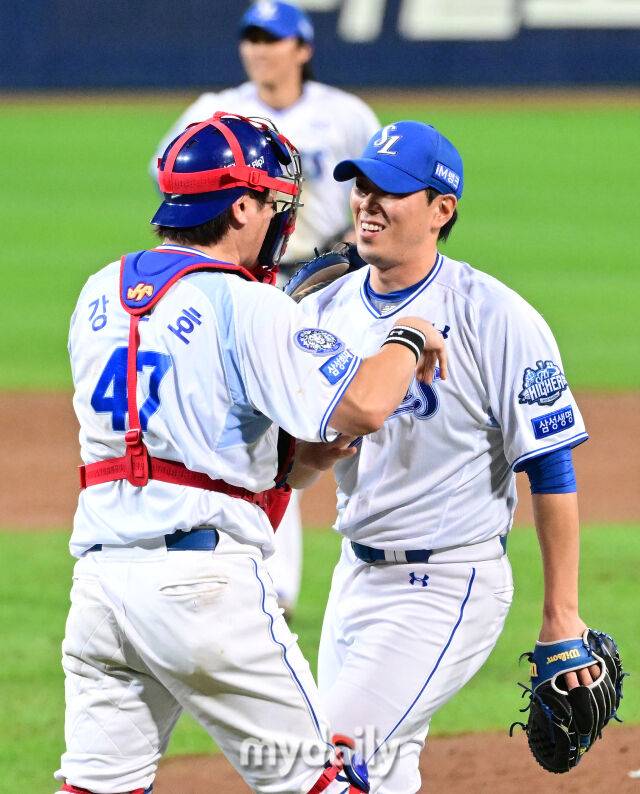 2025년 10월 14일 오후 대구 삼성라이온즈파크에서 열린 '2025 신한 SOL Bank KBO 포스트시즌' SSG 랜더스와 삼성 라이온즈의 준플레이오프 4차전 경기. 삼성 김재윤과 강민호가 5-2으로 승리하며 플레이오프 진출을 확정 짓고 기뻐하고 있다./대구=유진형 기자 zolong@mydaily.co.kr