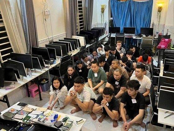 지난 7월 캄보디아 시아누크빌의 한 빌딩에서 수사 당국에 검거된 온라인 사기조직 용의자들이 포승줄에 묶여 범행 현장에 앉아 있다. [연합]