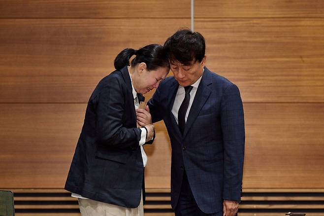 고 오요안나 어머니 장연미 씨와 안형준 MBC 사장(오른쪽)