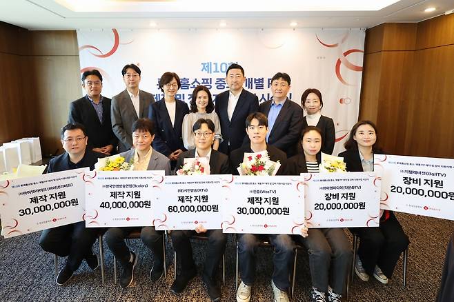롯데홈쇼핑은 15일 서울 중구 한국프레스센터에서 한국언론학회와 공동으로 ‘제10회 중소·개별PP 제작 및 장비 지원사업’ 시상식을 진행했다. 뒷줄 왼쪽부터 롯데홈쇼핑 구해운 동반성장팀장, 한국언론학회 지성욱 부회장, 순천향대 정윤경 교수, 한국언론학회 배진아 회장, 롯데홈쇼핑 이동규 커뮤니케이션부문장, 한국언론학회 이상복 부회장, 홍주현 부회장. [롯데홈쇼핑 제공]