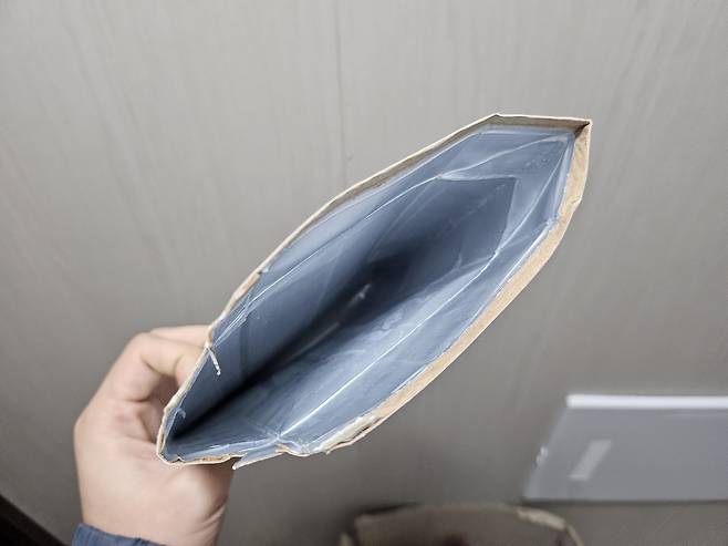 멸균 우유팩 내부가 알류미늄 재질로 코팅돼 있다. 김광우 기자.